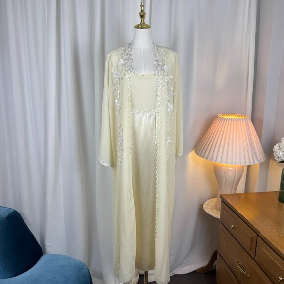 Vintage Other - Vintage Pale Yellow Sheer Floral Appliqué Nightgown & Robe Set XL 🌼✨